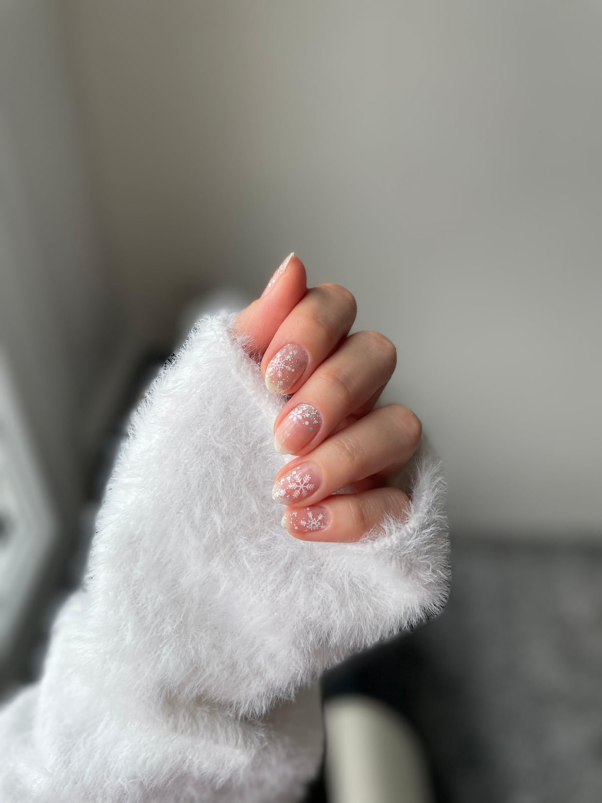 Short Oval Nails With Subtle Glitter And White, Close-Up Take Short Oval Nails With Subtle Glitter And White, Close-Up Take — White Christmas Nails