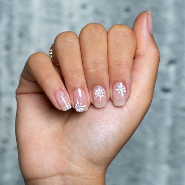 Short Square Nails With Clear Base, Snowflakes And Glitter Short Square Nails With Clear Base, Snowflakes And Glitter — White Christmas Nails