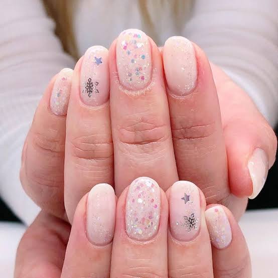 Short Oval Nails With Iridescent Glitter And Charms Short Oval Nails With Iridescent Glitter And Charms — White Christmas Nails