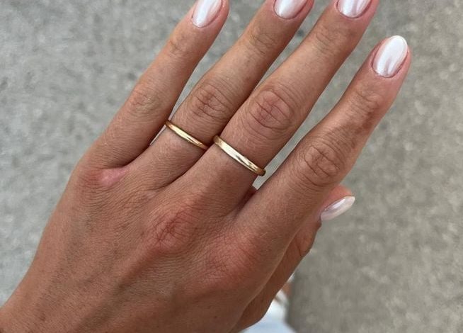 Chrome-White Nail Polish Is the Most Beautiful Nail Trend To Make Your Tan Shine | Vogue Arabia
