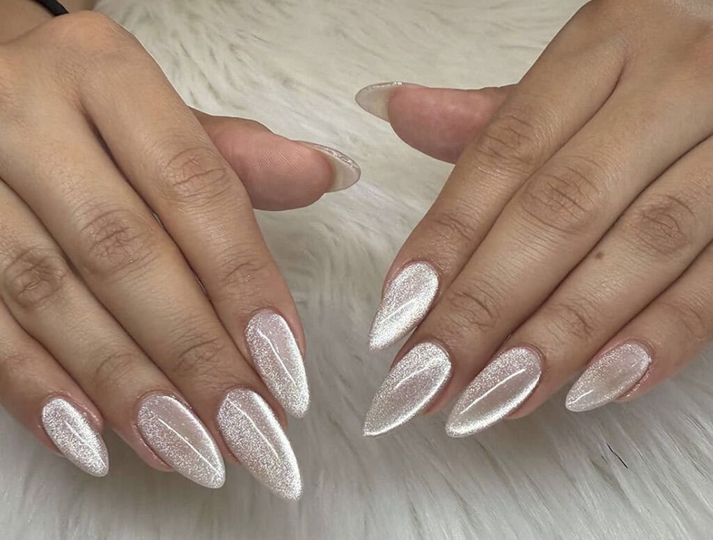 Short Almond Milky White Silver Cat-Eye Short Almond Milky White Silver Cat-Eye — White Nails