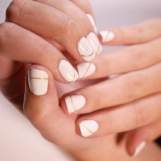 Short Square White Gold Line Art Short Square White Gold Line Art — White Nails