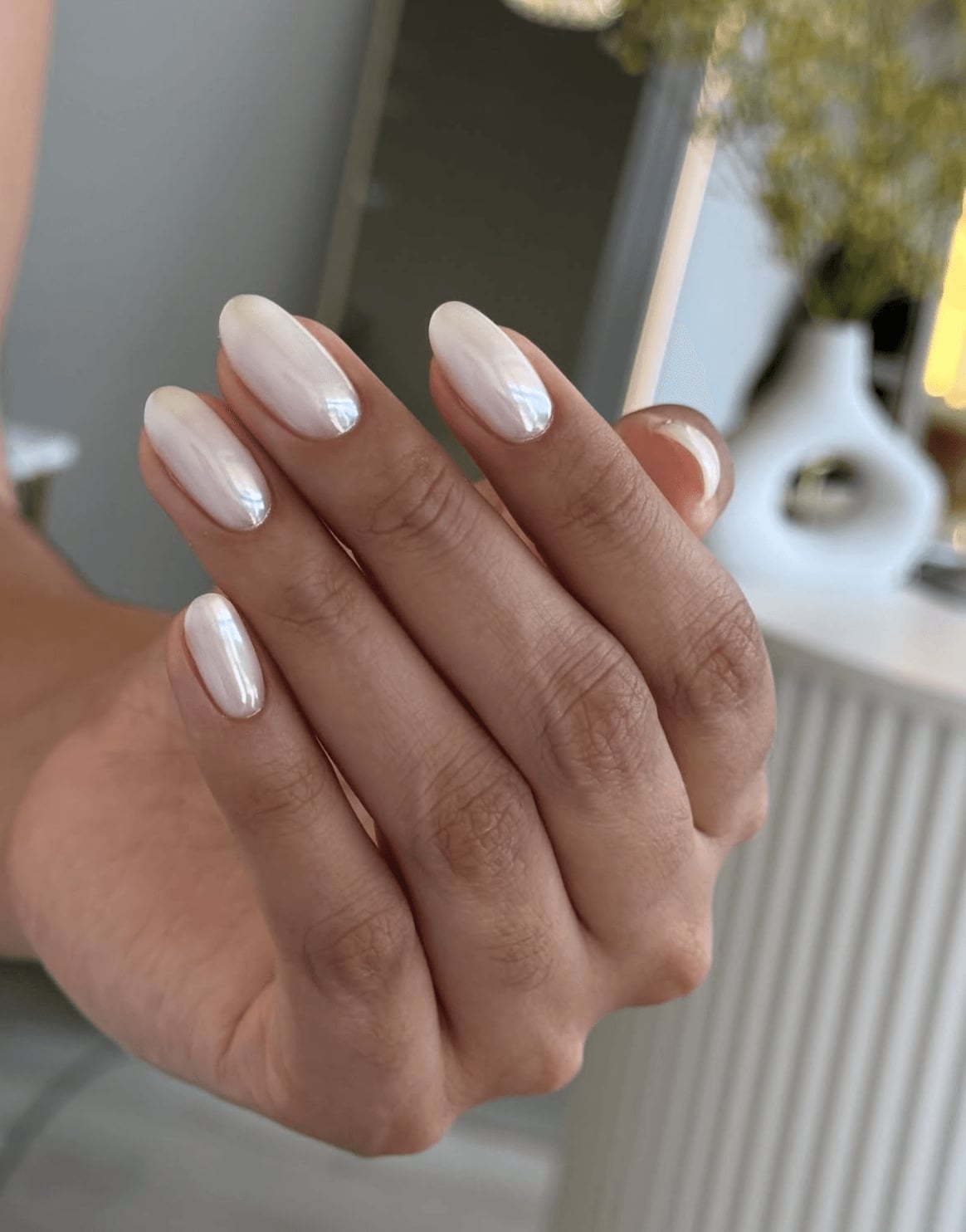 Medium Oval Pale Ivory Chrome Nails Medium Oval Pale Ivory Chrome Nails — White Nails