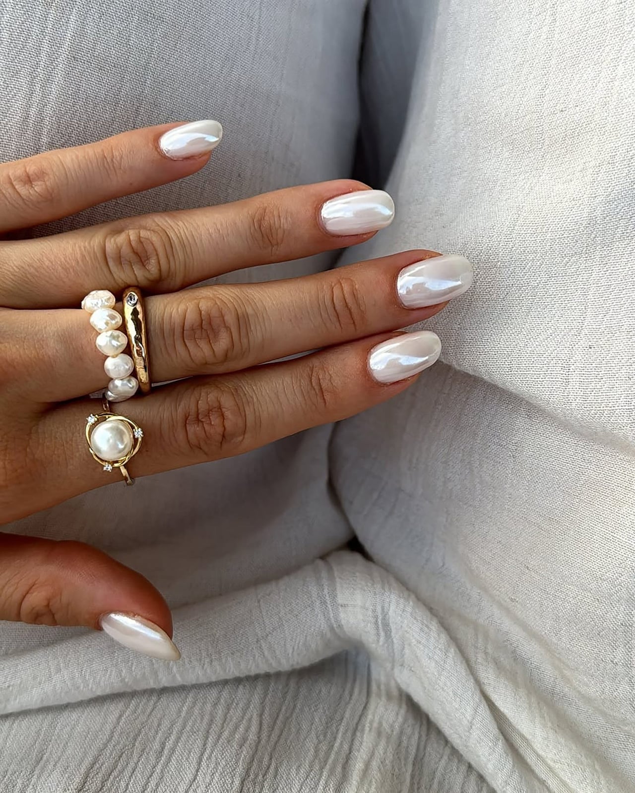 Short Oval Milky White Chrome Shimmer Nails Short Oval Milky White Chrome Shimmer Nails — White Nails