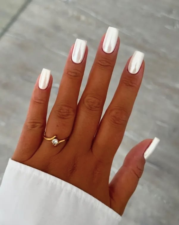 Short Almond Milky White Pearlescent Shimmer Short Almond Milky White Pearlescent Shimmer — White Nails