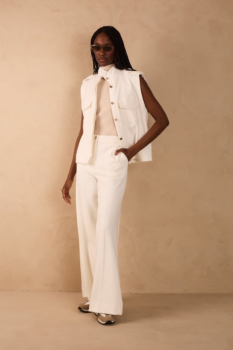 Oversized Utility Vest Over Turtleneck and Wide Leg, Close-Up Take Oversized Utility Vest Over Turtleneck and Wide Leg, Close-Up Take — White Vest Outfit