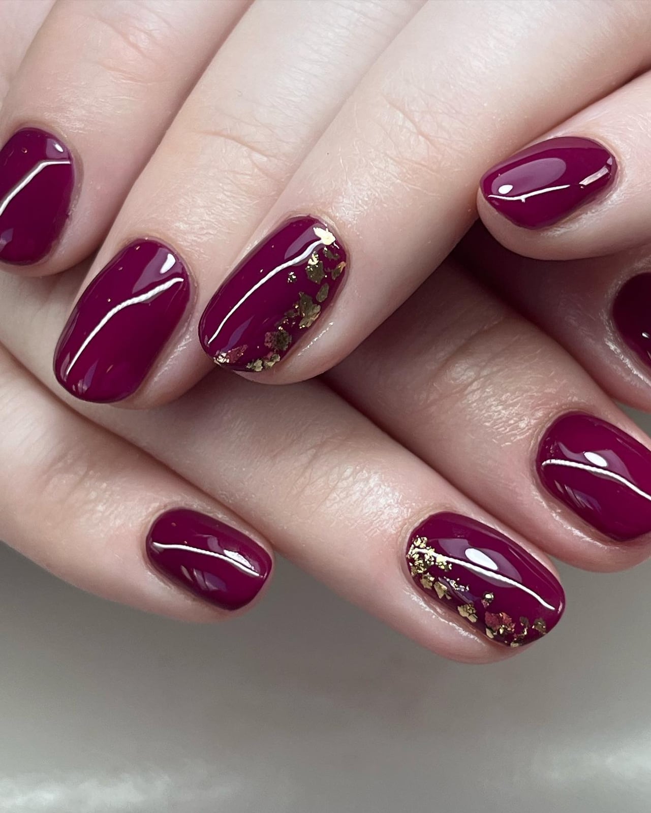 Berry Glossy Short Oval Nails with Gold Flakes Berry Glossy Short Oval Nails with Gold Flakes — Wine Nails
