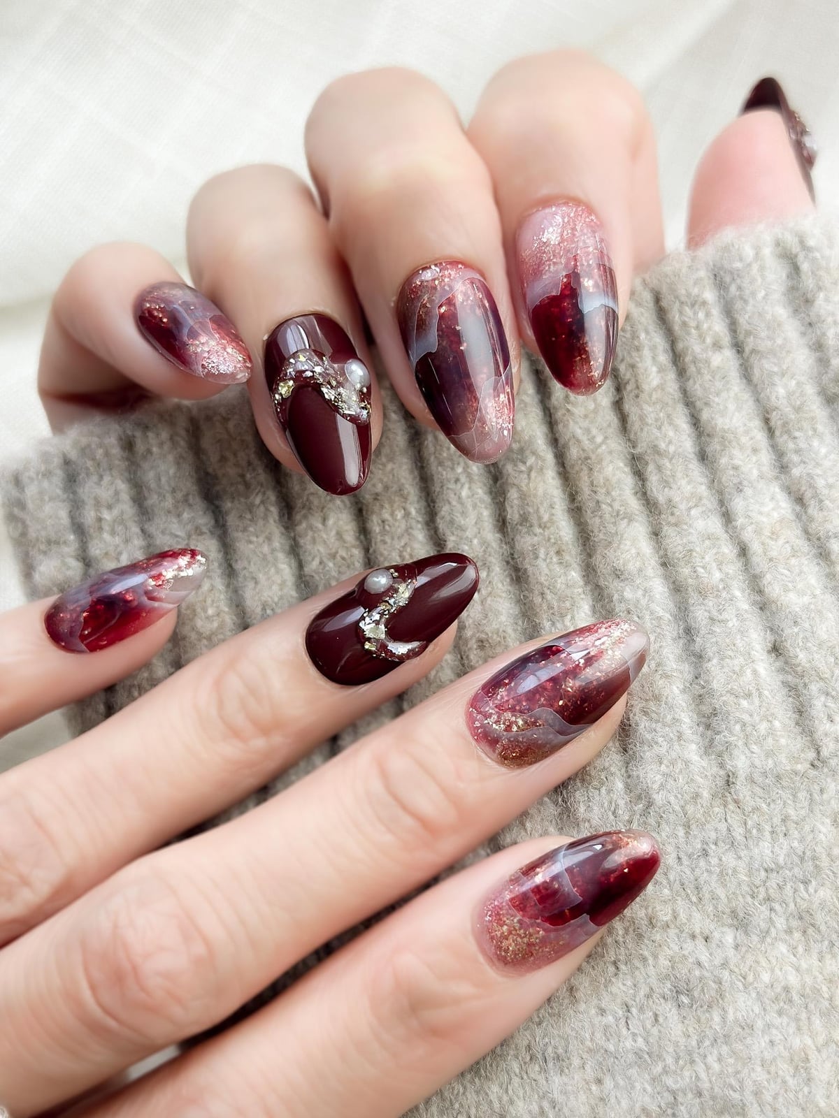 Burgundy Marble Medium Oval Nails with Pearls Burgundy Marble Medium Oval Nails with Pearls — Wine Nails