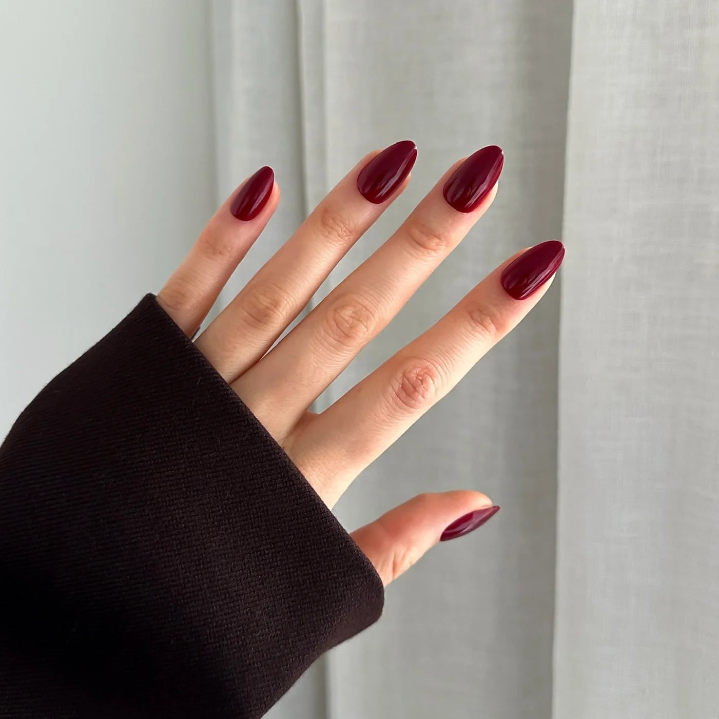 Deep Wine Red Glossy Medium Almond Nails, миндаль Deep Wine Red Glossy Medium Almond Nails, миндаль — Wine Nails