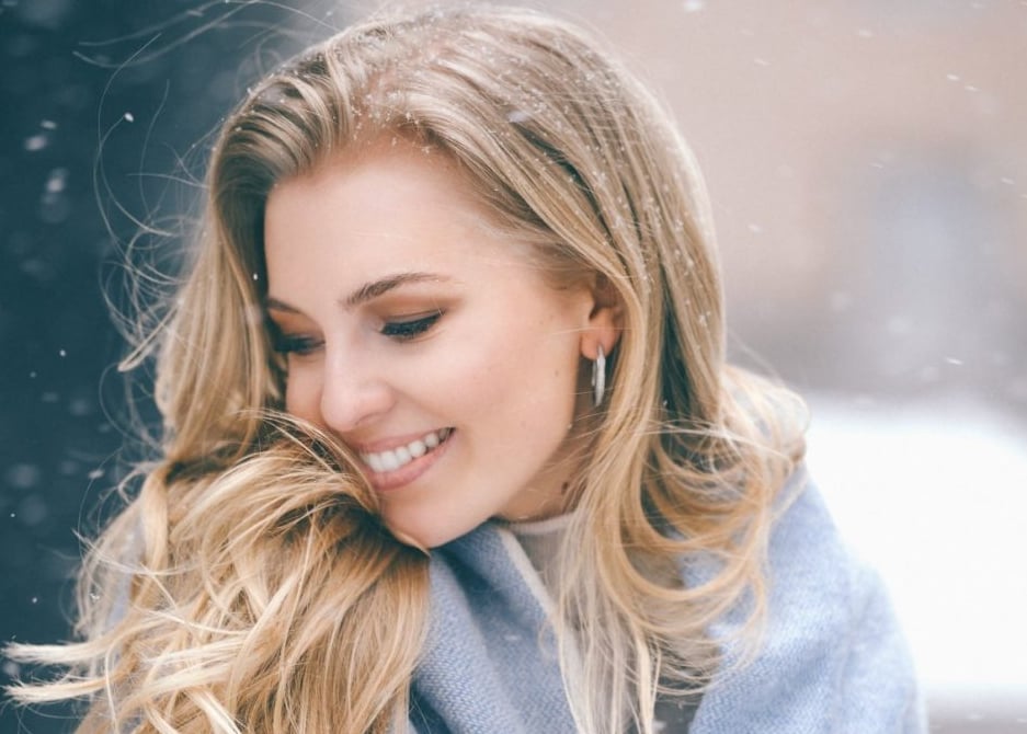 Collarbone Ash Blonde With Subtle Highlights, Wavy — Winter Hair Color