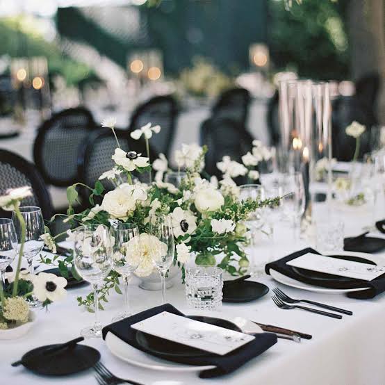 Modern Minimalist Table Setting with Black Dinnerware Modern Minimalist Table Setting with Black Dinnerware — Winter Wedding