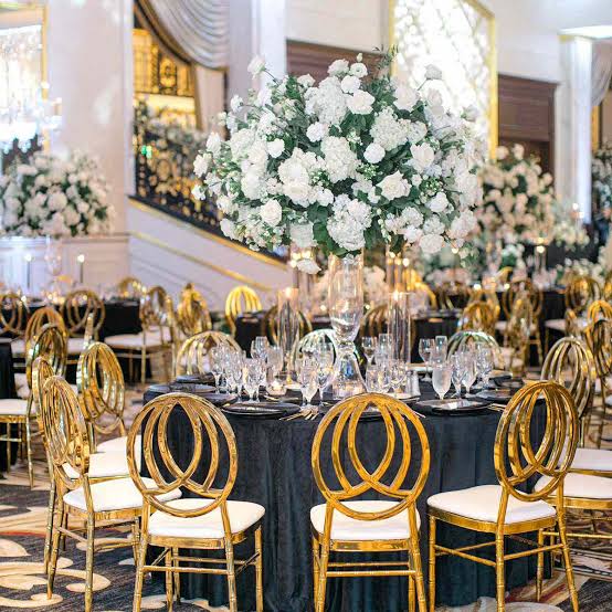 Glamorous Winter Wedding with Black Tablecloths and Gold Chairs Glamorous Winter Wedding with Black Tablecloths and Gold Chairs