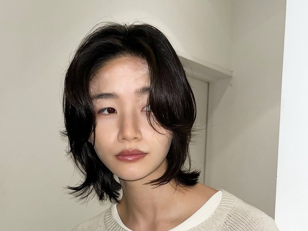 Chin Length Dark Brown Wolf Cut Curtain Bangs With Air Dried Chin Length Dark Brown Wolf Cut Curtain Bangs With Air Dried