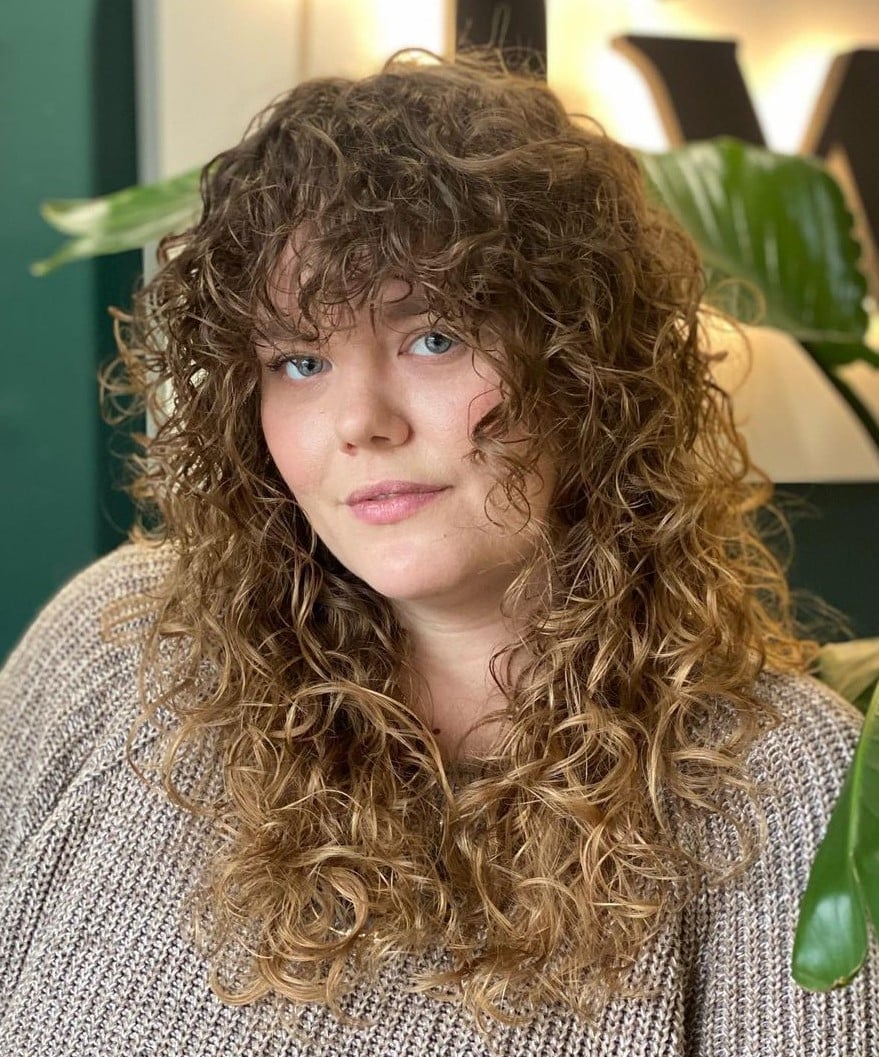 Shoulder Wolf Cut Honey Blonde Highlights With Face Framing Bangs — Wolf Cut Curly Hair
