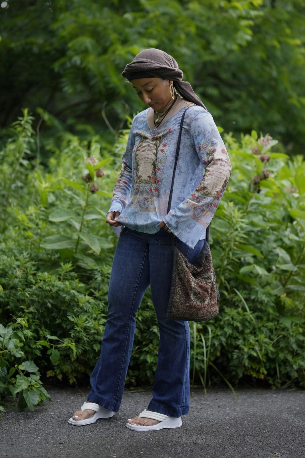 Printed Top with Flared Jeans and Platform Flip-Flops — Y2K Outfits 2000s