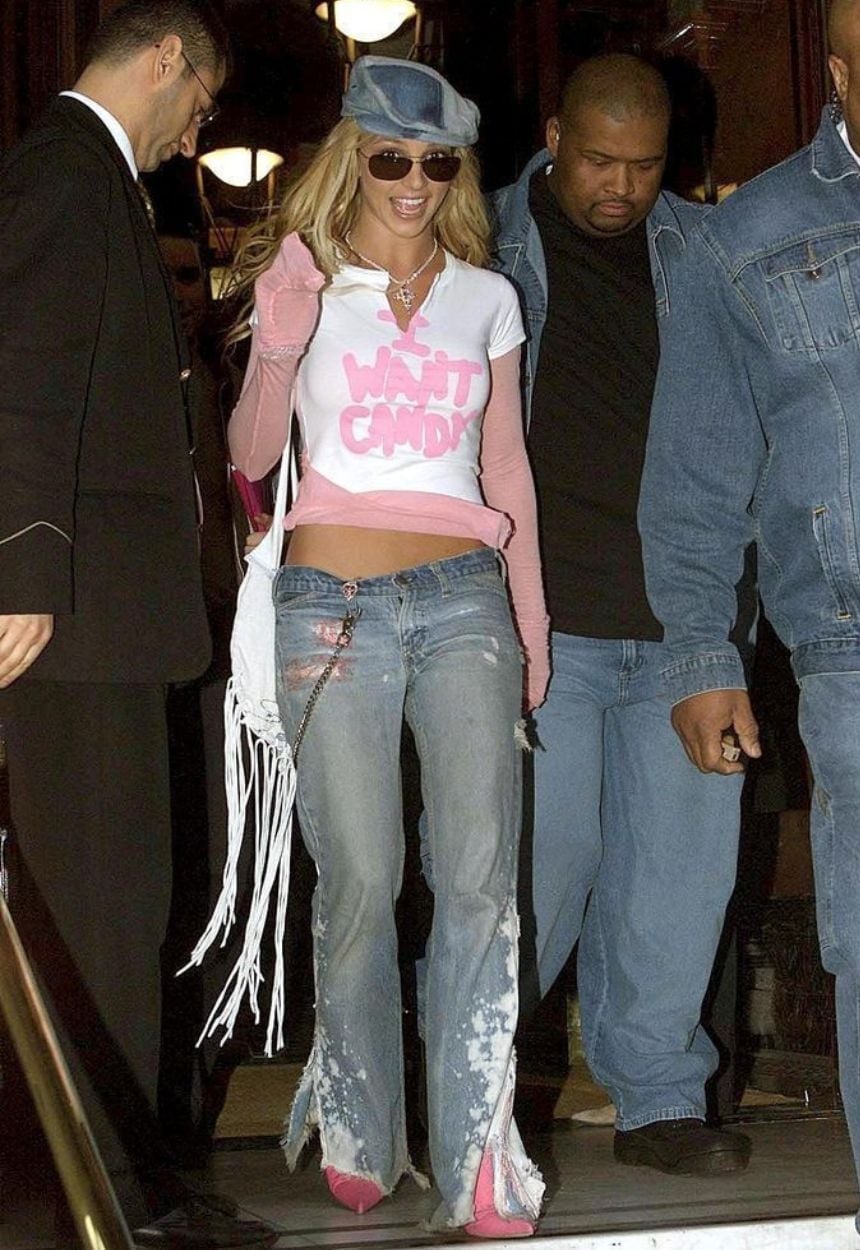 Distressed Low-Rise Jeans with Graphic Tee and Beret — Y2K Outfits 2000s