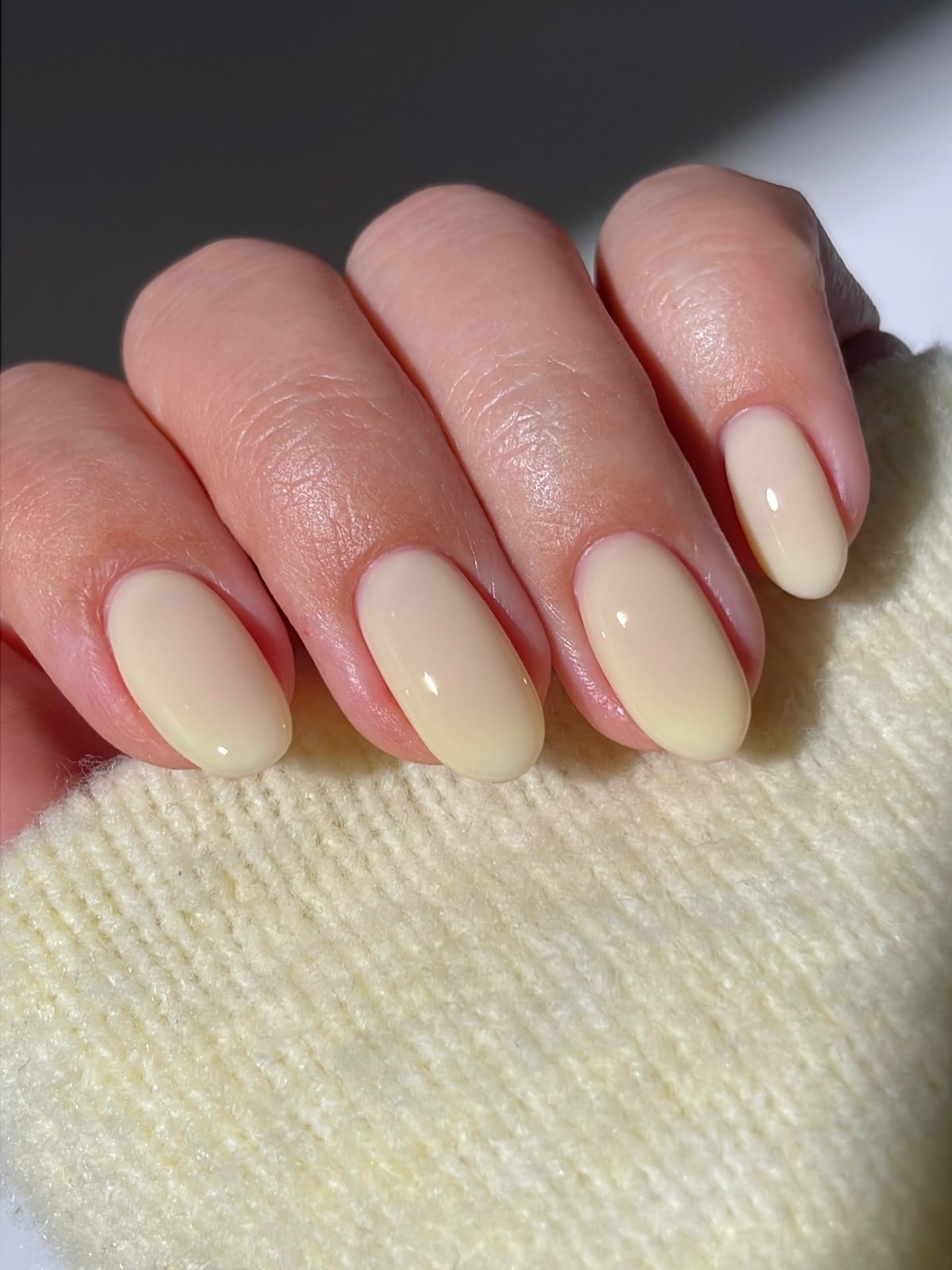 Medium Oval Creamy Pale Yellow Glossy Nails — Yellow Nails