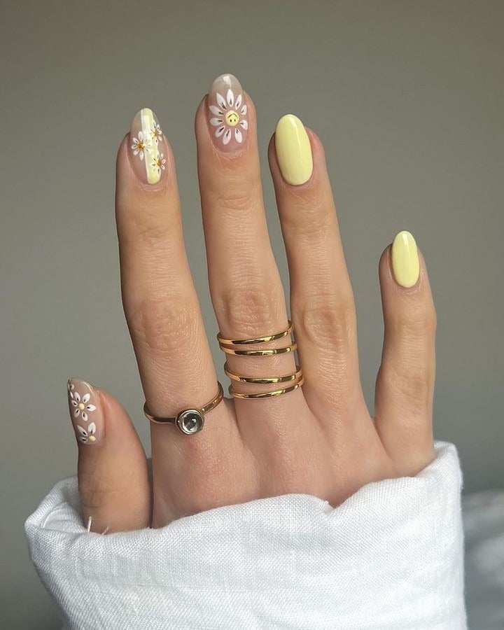Medium Oval Yellow Daisy Art Nails With Sheer Nude Base — Yellow Nails
