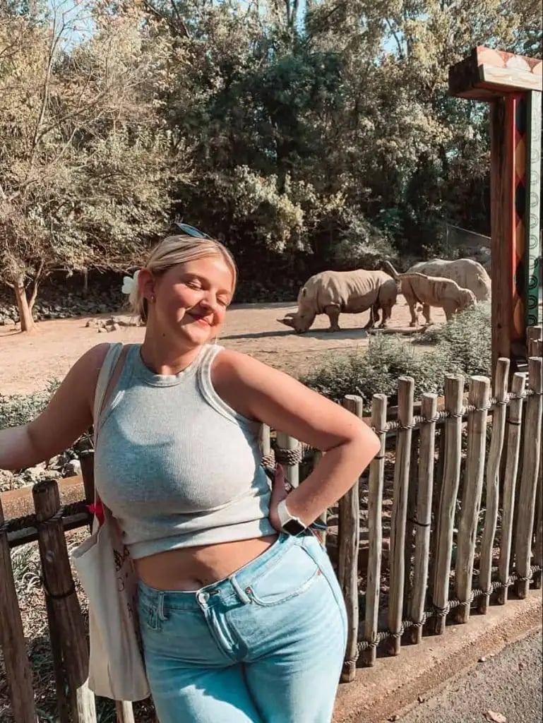 Ribbed Tank Top and Light Blue Jeans — Zoo Outfits